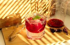 Sommerliche Tee-Drinks im Trend: 5 Rezepte, die wie aus dem Café aussehen